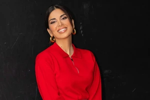 Η Κατερίνα Καινούργιου με την κομψή minimal φούστα από τη Massimo Dutti για την άνοιξη και το καλοκαίρι - εικόνα 2