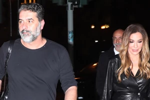 Βραδινή έξοδος για τη Δέσποινα Βανδή στη Βουκουρεστίου| Με χακί bomber