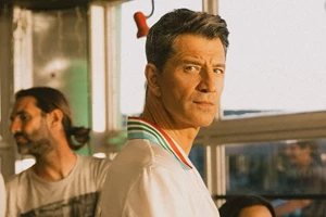 Ο Σάκης Ρουβάς στον τεράστιο κήπο του σπιτιού του | Μάς δείχνει το πιο εύκολα tips για να φυτέψουμε μυρωδικά