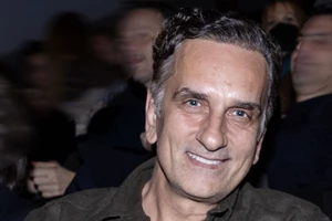 Με σορτς και διχτυωτό καλσόν η Αθηνά Μαξίμου | Η εμφάνιση στο πλευρό του Αιμίλιου Χειλάκη