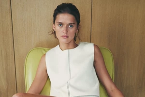 Αυτή η ψάθινη τσάντα με δερμάτινες λεπτομέρειες θα γίνει η αγαπημένη σου για τις πρωινές εμφανίσεις της άνοιξης