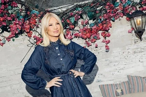 Φαίη Σκορδά | Με mini ροζ φόρεμα σε πολυτελές εστατόριο της Αθήνας