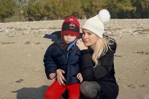 Ο Άγγελος Λάτσιος κρατά αγκαλιά την αδερφή του, Μαρίνα και η Ελένη Μενεγάκη σχολιάζει "Παιδάκια μου" - εικόνα 3