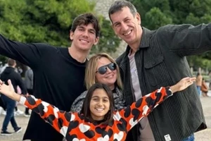 Η Νάνσυ Ζαμπέτογλου μπροστά από το χριστουγεννιάτικο δέντρο | "Εσείς στολίσατε;" - εικόνα 4