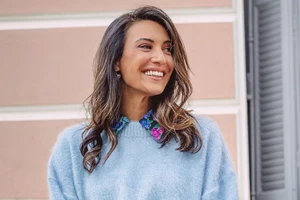 Ευγενία Σαμαρά | Με πράσινο jacket και γκρι jeans σε μια ιδανική casual chic εμφάνιση