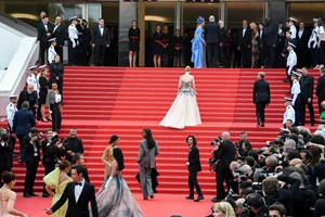 Η εντυπωσιακή εμφάνιση της Βάσιας Κωσταρά στο κόκκινο χαλί του Φεστιβάλ Καννών