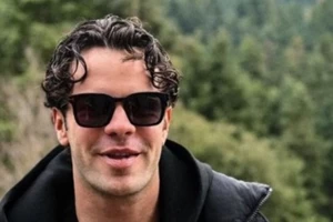 Η Ελένη Μενεγάκη αγκαλιά με τον ναύτη γιο της | Οι φωτογραφίες με τον Γιάννη Λάτσιο και τον Μάκη Παντζόπουλο