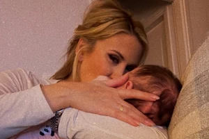 Φωτεινή Πετρογιάννη | Ξέγνοιαστες διακοπές στην Τήνο λίγο πριν τη βάφτιση του γιου της – Οι εντυπωσιακές φωτογραφίες