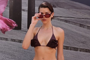 Η Αθηνά Οικονομάκου με το θηλυκό ολόσωμο μαγιό που κολακεύει τέλεια τη σιλουέτα