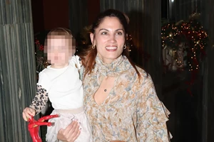 Μαίρη Συνατσάκη – Ίαν Στρατής | Tο πρώτο τους αεροπορικό ταξίδι με την μικρή Ολίβια – Οι τρυφερές φωτογραφίες - εικόνα 2