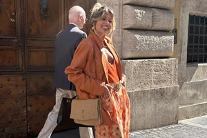 Είσαι καλεσμένη σε γάμο και δεν θέλεις να φορέσεις φόρεμα; Η Βάσια Κωσταρά προτείνει την πιο κομψή εναλλακτική