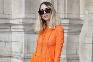 Deva Cassel | Η κόρη της Monica Belucci με το στιλ φορέματος που είναι ιδανικό για έναν ανοιξιάτικο γάμο