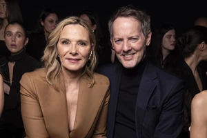 H Kim Cattrall με ροζ power suit στην πιο κομψή απόχρωση του φθινοπώρου