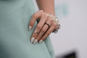 Coral nails | Γιατί τα κοραλί νύχια έρχονται να αντικαταστήσουν όλες τις καλοκαιρινές τάσεις που γνώριζες