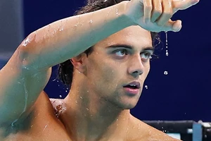 Γιατί ο σέξι Ιταλός κολυμβητής κοιμάται στα πάρκα του Παρισιού; Οι εικόνες που κάνουν τον γύρο του κόσμου