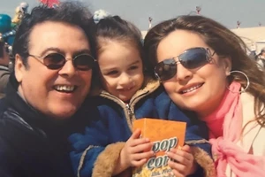 Μαρία Βοσκοπούλου | Με mini λευκό φόρεμα στα γενέθλιά της, αγκαλιά με την Άντζελα Γκερέκου