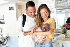 Η Μαρία Μενούνος μαγειρεύει με τον πατέρα της στην (ατελείωτη) κουζίνα της