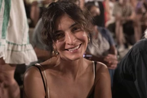 Ready to pop | Η Αντιγόνη Κουλουκάκου στο κέντρο της Αθήνας λίγο πριν γεννήσει