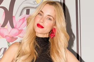 Δούκισσα Νομικού | Φωτογραφίζει τα δυο παιδιά της σε ερημική παραλία