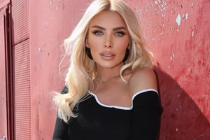 Η Ελένη Τσολάκη με το ροζ κοστούμι από τη Zara που θα σε κάνει να ανυπομονείς για την άνοιξη