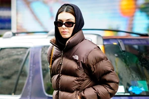 Η Βάσια Κωσταρά φόρεσε το μαύρο δερμάτινο παντελόνι με τον πιο cool τρόπο | Το look που μπορείς να αντιγράψεις εύκολα - εικόνα 3