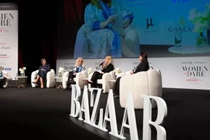 Όλγα Τρέμη | Σπάνια κοσμική εμφάνιση με chic σύνολο στο θέατρο - εικόνα 3