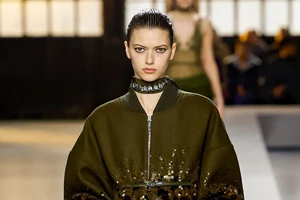 Αυτές είναι οι H&M μπότες που ταιριάζουν τέλεια με φθινοπωρινά φορέματα | Θα λάβεις σίγουρα κοπλιμέντα