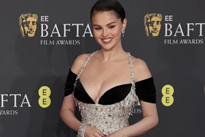 Sparkling Merlot Mani | Το μανικιούρ της Selena Gomez στα BAFTA Awards 2025 ήταν στο διαχρονικό χρώμα που ταιριάζει σε όλες τις γυναίκες - εικόνα 2