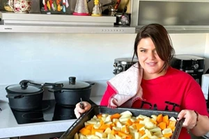 Δανάη Μπάρκα | Η εμφάνιση με oversized plaid blazer και εκκεντρικά δίπατα clogs