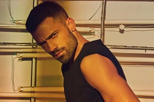 Ο Κωνσταντίνος Αργυρός στην παλιά του γειτονιά | Η φωτογραφία από πλατεία στο Ίλιον