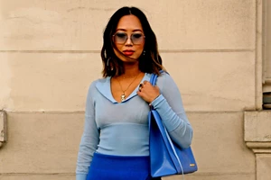 5 στιλιστικές συμβουλές για να δημιουργήσεις τα πιο κομψά looks στις βόλτες σου στα σοκάκια του νησιού