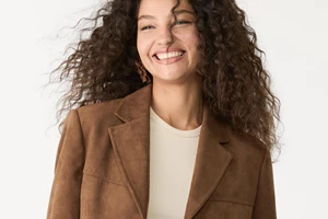 Αυτή η χακί suede τσάντα από τη Massimo Dutti είναι το απόλυτο αξεσουάρ ήσυχης πολυτέλειας για την άνοιξη του 2025