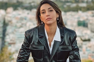 Η εμφάνιση της Genevieve Majari με laser-cut σύνολο είναι το σημάδι για να επενδύσεις σε ένα αντίστοιχο fashionable κομμάτι