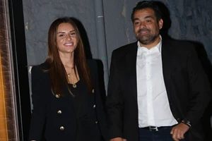 Η Ελένη Τσολάκη σε σπάνια δημόσια εμφάνιση με τον σύζυγό της, Παύλο Πετρουλάκη