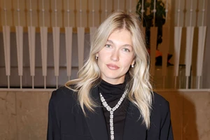 Το ανδρικό σακάκι της Κλέλιας Ανδριολάτου είναι η απόδειξη ότι πρέπει να "κλέψεις" το πανωφόρι του αγοριού σου το συντομότερο - εικόνα 2