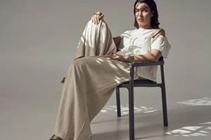 Μαρία Ηλιάκη | Με leather φούστα και frilled denim πουκάμισο στον πιο στιλάτο συνδυασμό - εικόνα 2