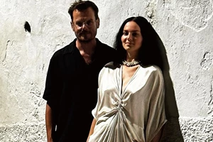 Η Ζενεβιέβ Μαζαρί με υπέροχο φόρεμα με ανοιχτούς τους ώμους - Η δημόσια αγκαλιά με τον σύζυγό της Βασίλη Καρύδη