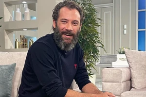 Αντίνοος Αλμπάνης | Η πρώτη αγκαλιά με τον λίγων ημερών γιο της Τζένης Θεωνά είναι ό,τι πιο cute θα δεις σήμερα