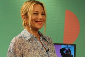 Η Νάνσυ Ζαμπέτογλου με το floral πουκάμισο από τη Mango που θα φοράς non stop την άνοιξη