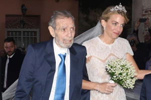 Χρυσή Βαρδινογιάννη | Η casual chic εμφάνιση με καρό σακάκι και κομψά κοσμήματα - εικόνα 3