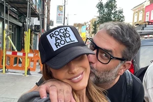 Στην κουζίνα η Μελίνα Νικολαΐδη και ο Δημήτρης Φιντιρίκος | Ετοίμασαν κέικ σοκολάτας - εικόνα 3