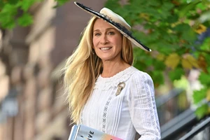 Red like wine | Αυτό το λινό φόρεμα στο χρώμα του κρασιού είναι η απόλυτη πρόταση για τους γάμους και της βαπτίσεις του καλοκαιριού - εικόνα 2