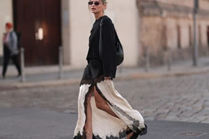 Αυτό το floral shirtdress από τη Zara κοστίζει 35,95 ευρώ και είναι το ρούχο που δεν θα αποχωρίζεσαι τους επόμενους μήνες