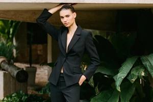 Αυτή η μπορντό τσάντα από τη Zara κοστίζει μόλις 29,95 ευρώ και είναι η καλύτερη επιλογή για τα office looks σου - εικόνα 2