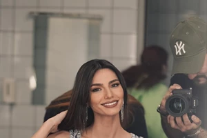 Βάσια Κωσταρά | Ο κομψός και αέρινος τρόπος που φόρεσε ένα εμπριμέ πουκάμισο