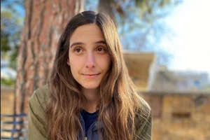 Θοδωρής Αθερίδης | Πρεμιέρα με την κόρη του, Φωτεινή και τη Σμαράγδα Καρύδη στο πλευρό του