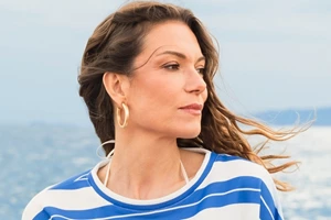 Με το απόλυτο κόκκινο μαγιό στην Ίμπιζα η Βίκυ Καγιά | Το γεύμα με θαλασσινά πλάι στο κύμα - εικόνα 5