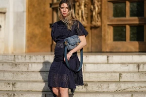 Η Φαίη Σκορδά φόρεσε το καλοκαιρινό φόρεμα στην πιο χαρούμενη απόχρωση της σεζόν