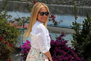 Νάνσυ Ζαμπέτογλου | Η εμφάνιση με denim jacket και leopard κολάν που θα αντιγράψεις στην επόμενη απόδρασή σου στη φύση