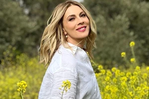 Η Σμαράγδα Καρύδη ποζάρει στην παραλία με πράσινο μπικίνι και κοιλιακούς που εντυπωσιάζουν